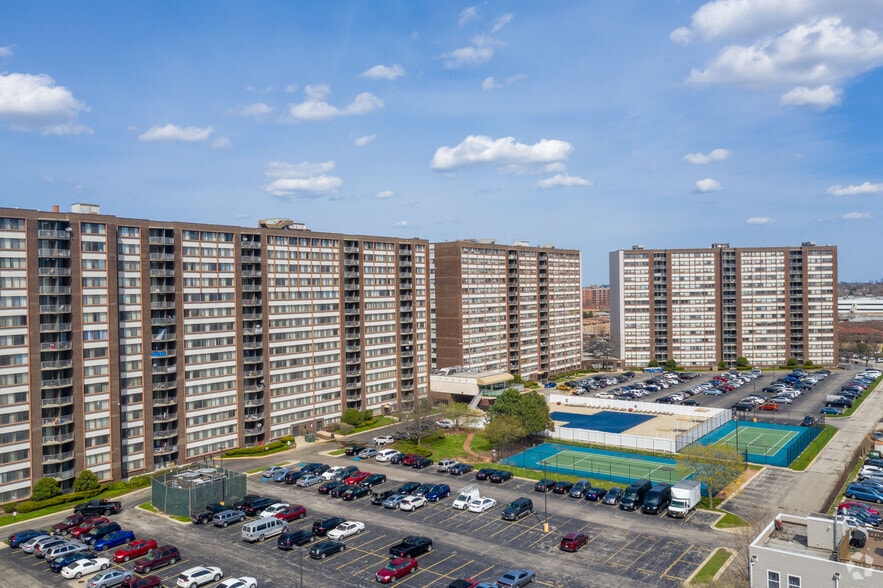 More Photos Of 5441 N East River Rd, Chicago Apartments For Lease