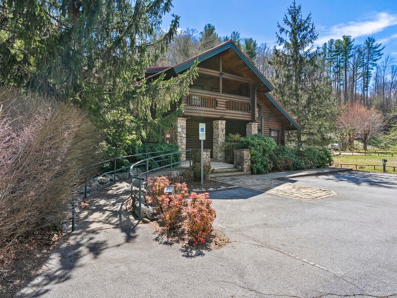 More Photos Of 1482 Russ Ave, Waynesville Office For Lease