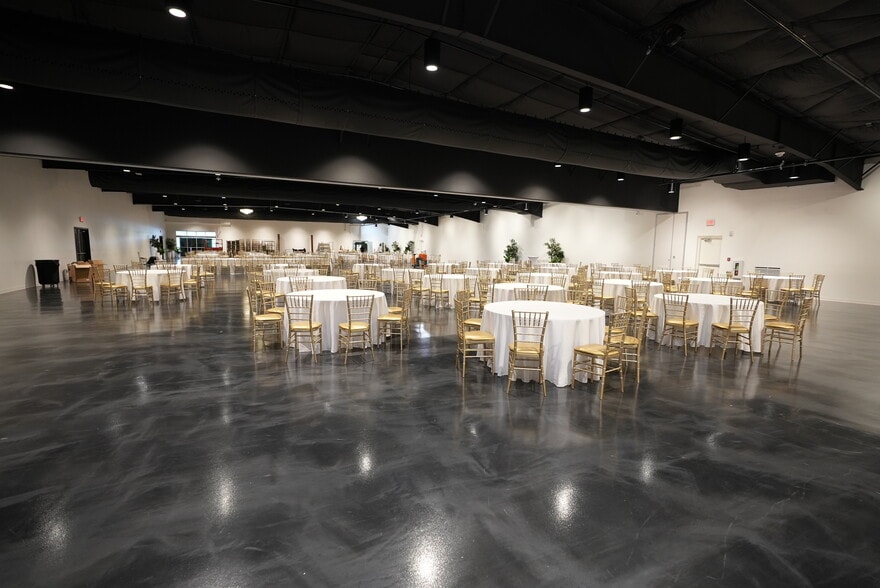 More Photos Of 2631 Highway 41A Byp, Clarksville Department Store For Lease