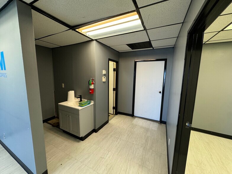 More Photos Of 10826 E Newton Pl, Tulsa Service For Lease