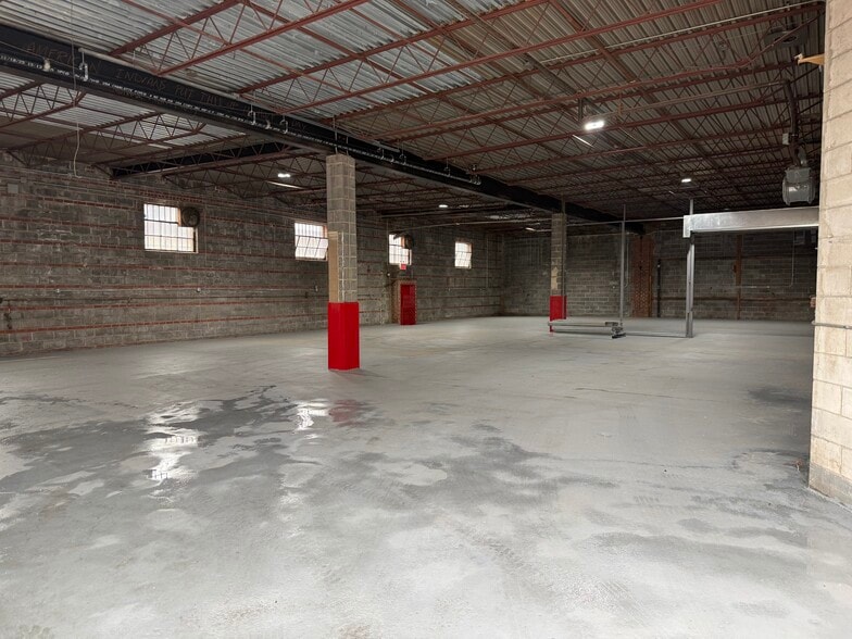 More Photos Of 1401 Commerce Ave, Bronx Warehouse For Lease