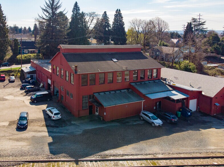 More Photos Of 55 NE Farragut St, Portland Warehouse For Lease
