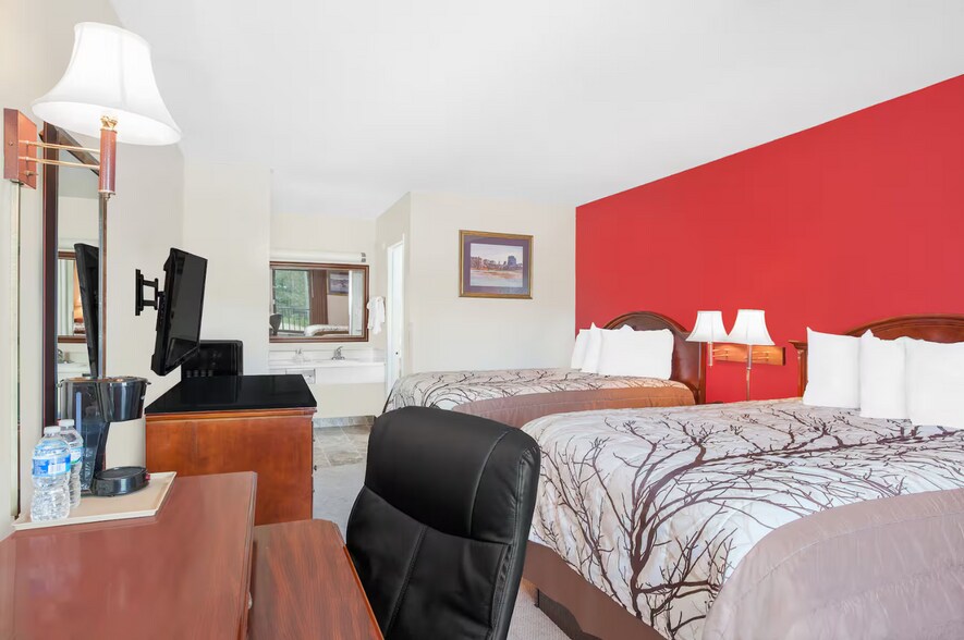 More Photos Of 261 Eastside Dr, Newton Hotel For Sale