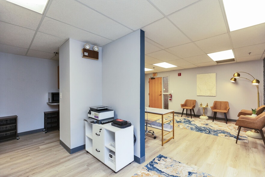 More Photos Of 254 N Broadway, Salem Storefront Retail Office For Sale