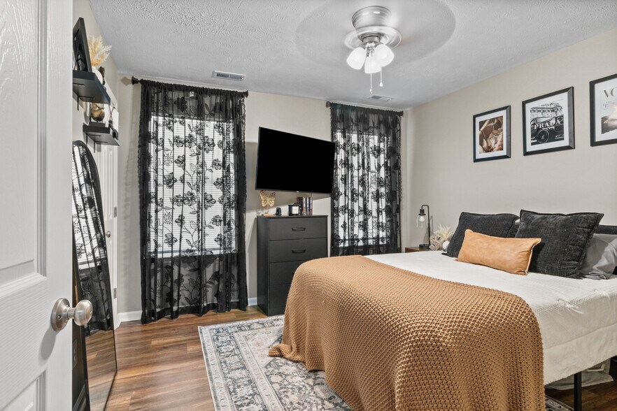 More Photos Of 21 Lost Ln, McEwen Apartments For Sale