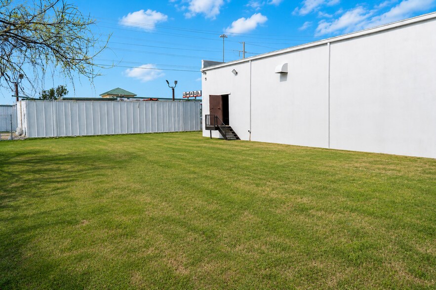 More Photos Of 3911 Woodbury Dr, Austin Warehouse For Lease