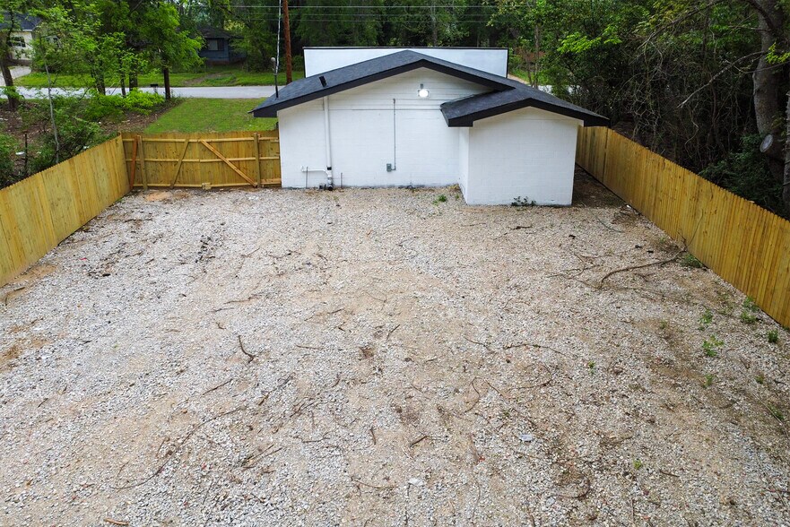More Photos Of 2410 Angeline St, Kilgore Freestanding For Lease