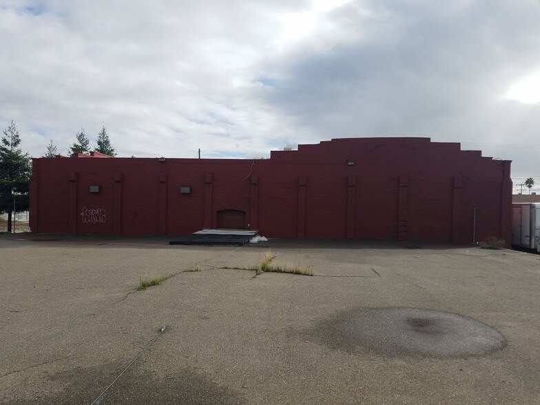 More Photos Of 221 Oak St, Manteca Warehouse For Sale