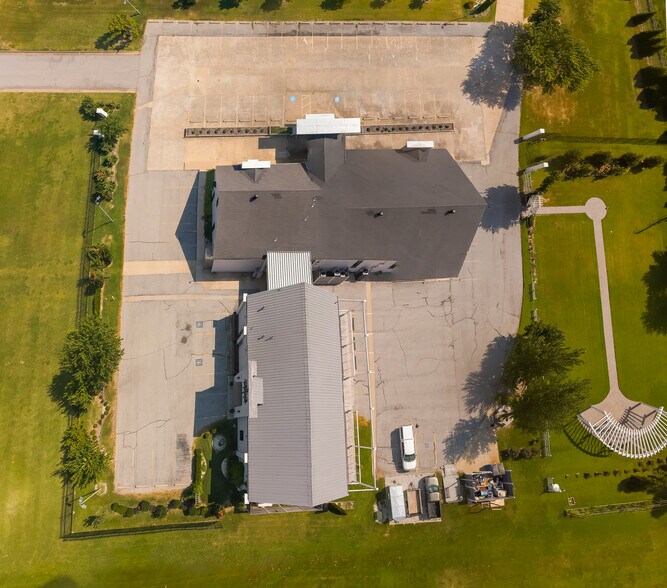 More Photos Of 404 SW Regional Airport Blvd, Bentonville General Retail For Lease