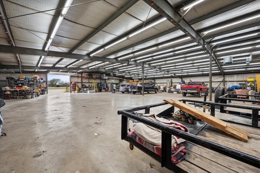 More Photos Of 613 2nd St, Kerens Light Manufacturing For Sale