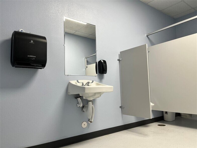 More Photos Of 102 W Dallas St, Llano Storefront Retail Office For Lease