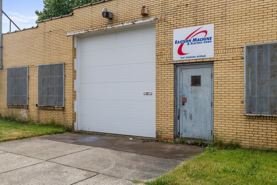 More Photos Of 1041 Niagara Ave, Niagara Falls Contractor Storage Yard For Sale