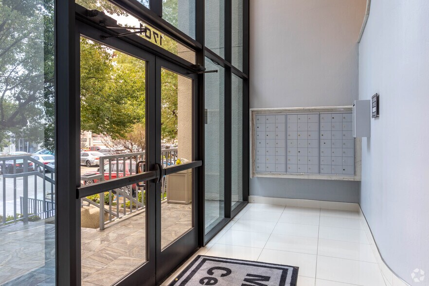 More Photos Of 1701 Westwind Dr, Bakersfield Office For Lease