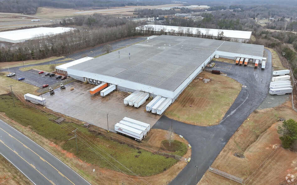 More Photos Of 647 Hargrave Rd, Lexington Warehouse For Lease