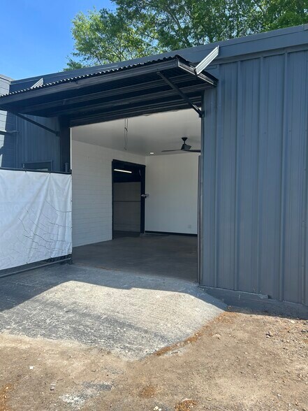 More Photos Of 904 Maple St, Carrollton Freestanding For Lease