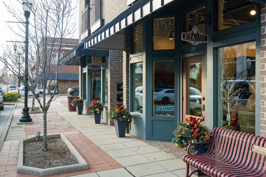 More Photos Of 207 E Main St, McMinnville General Retail For Sale