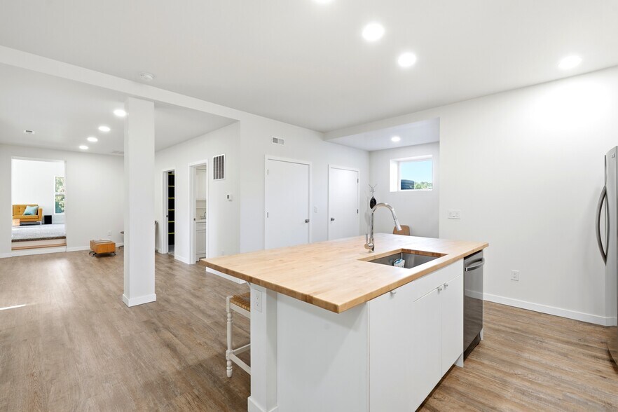 More Photos Of 111 W Hazel St, Albion Light Manufacturing For Sale