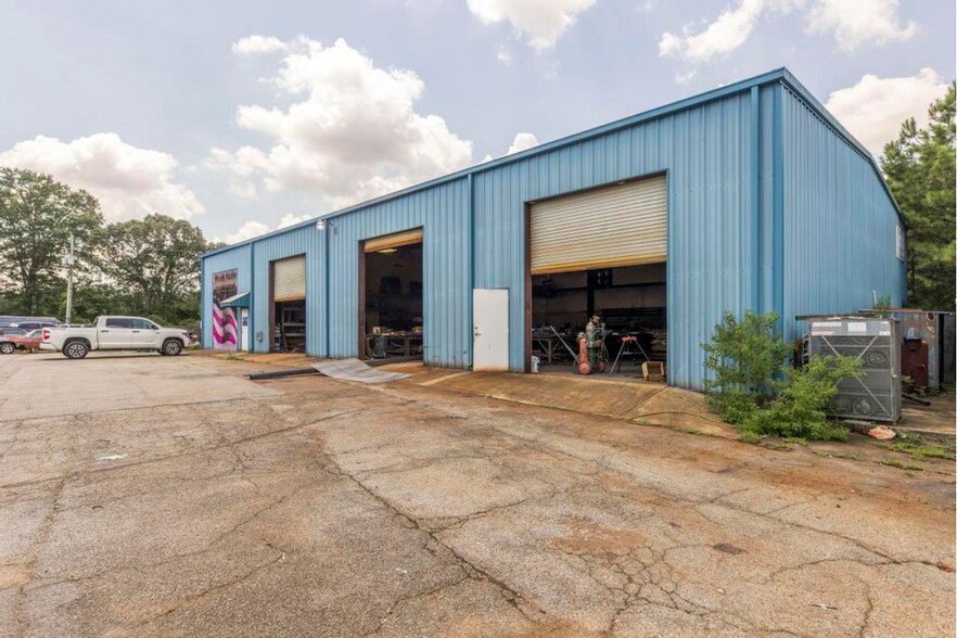 More Photos Of 808 Industrial Way, Warner Robins Warehouse For Lease