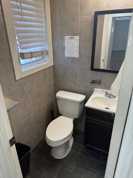 More Photos Of 11 Wheelock Ave, Inwood Warehouse For Lease