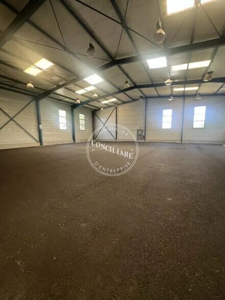 More Photos Of 10 Rue D'Apollo, L'Union Light Distribution For Lease