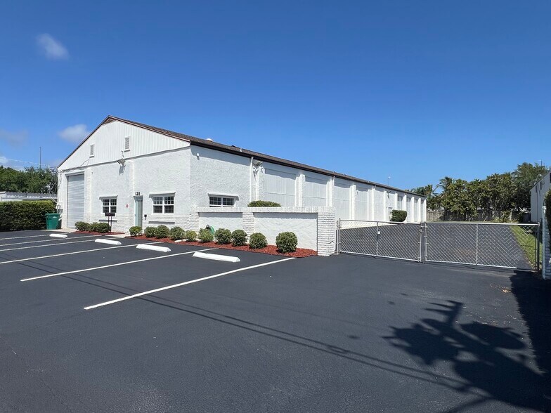 More Photos Of 128 Tomahawk Dr, Indian Harbour Beach Warehouse For Sale