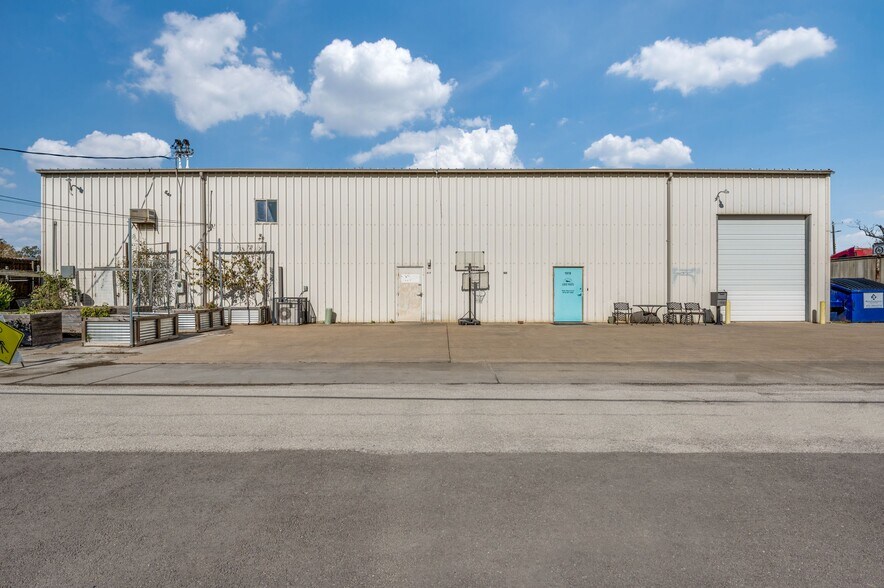 More Photos Of 1919 Rhome St, Dallas Distribution For Lease