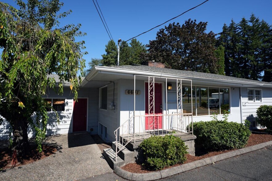 More Photos Of 6641 SE Lake Rd, Portland Office For Lease