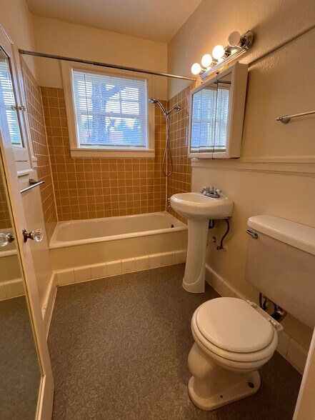 More Photos Of 2062 NW Marshall St, Portland Apartments For Sale