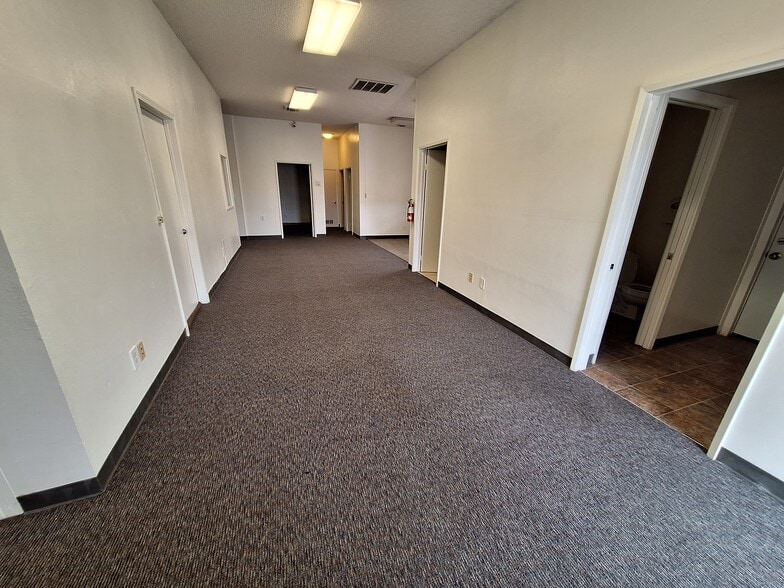 More Photos Of 2813 Hanger Way, Bakersfield Airplane Hangar For Lease