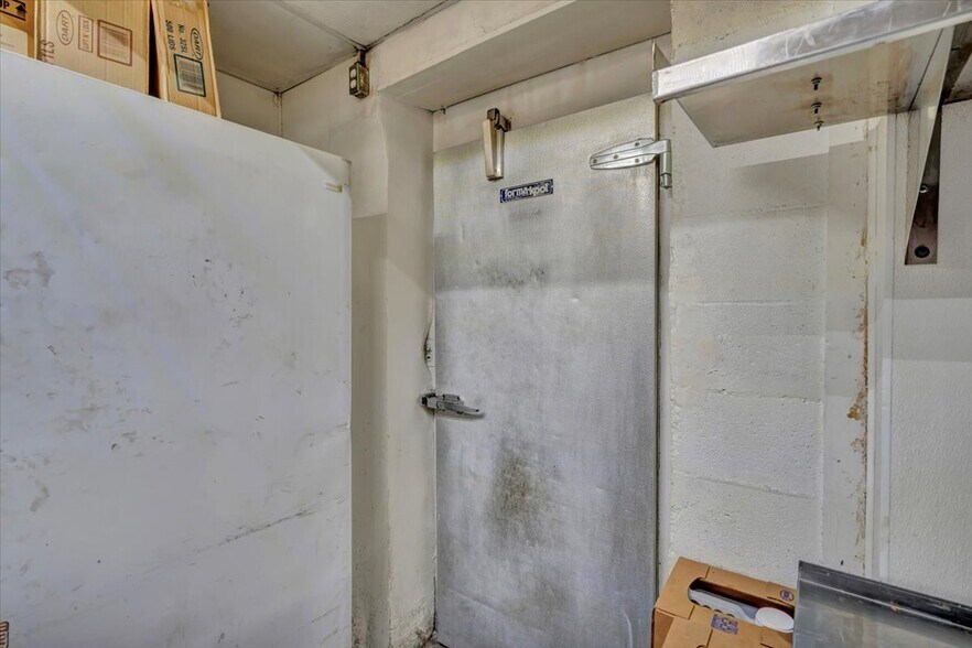 More Photos Of 14987 Gratiot Ave, Detroit Restaurant For Sale