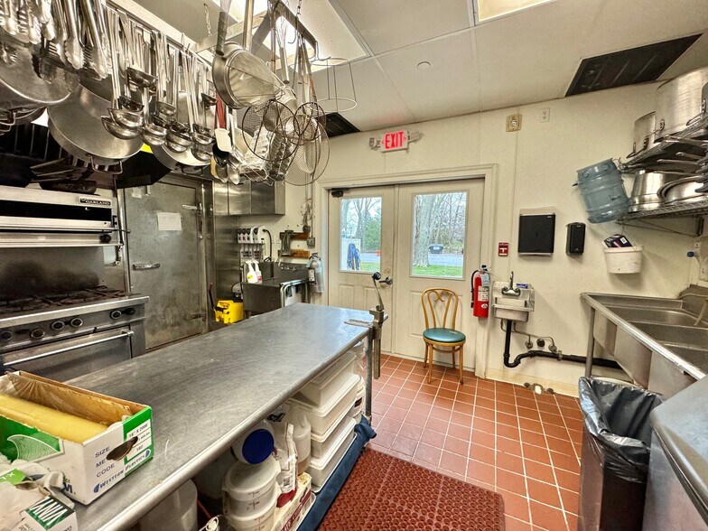 More Photos Of 370 Manor Ln, Jamesport Restaurant For Sale