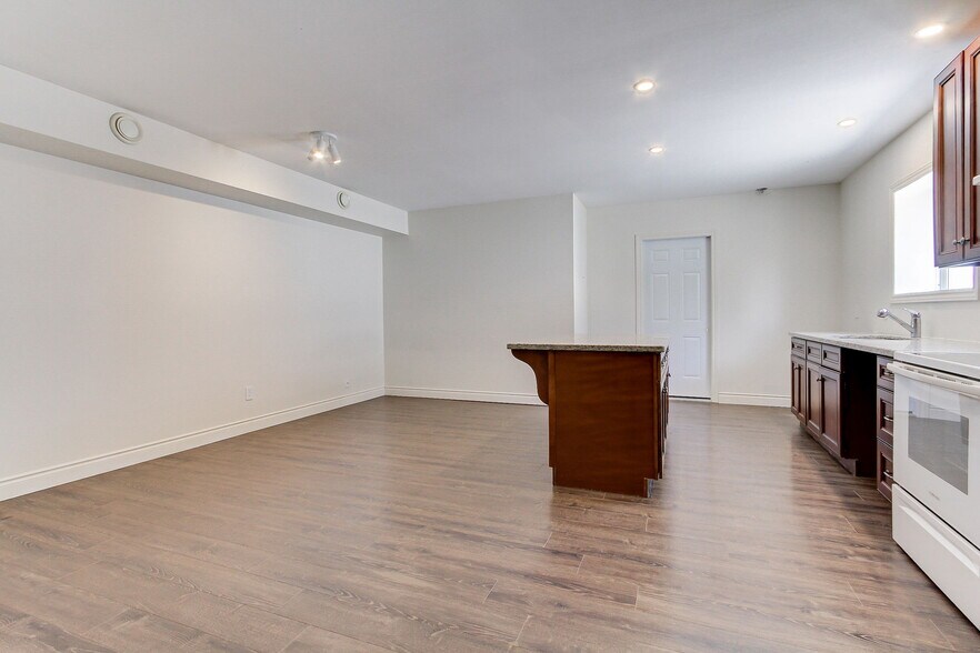 More Photos Of 395 Bay St W, Brock Office For Sale