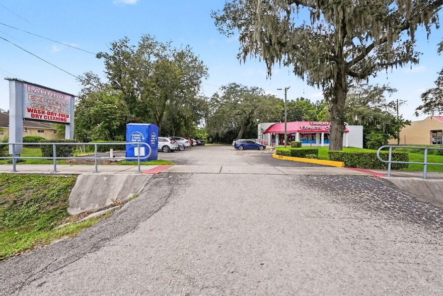 More Photos Of 12712 56th St N, Temple Terrace Freestanding For Sale