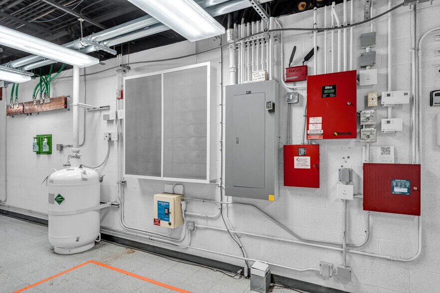 More Photos Of 400 SE Jefferson St, Topeka Flex For Sale