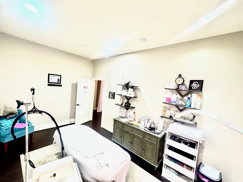 More Photos Of 919 W Gray St, Houston Office For Lease