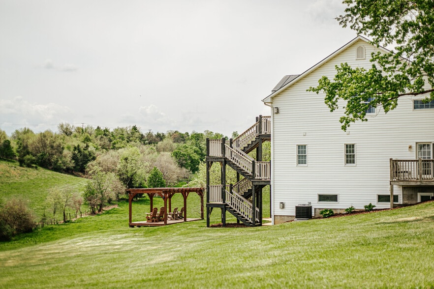 More Photos Of 1329 Commerce Rd, Staunton Hotel For Sale