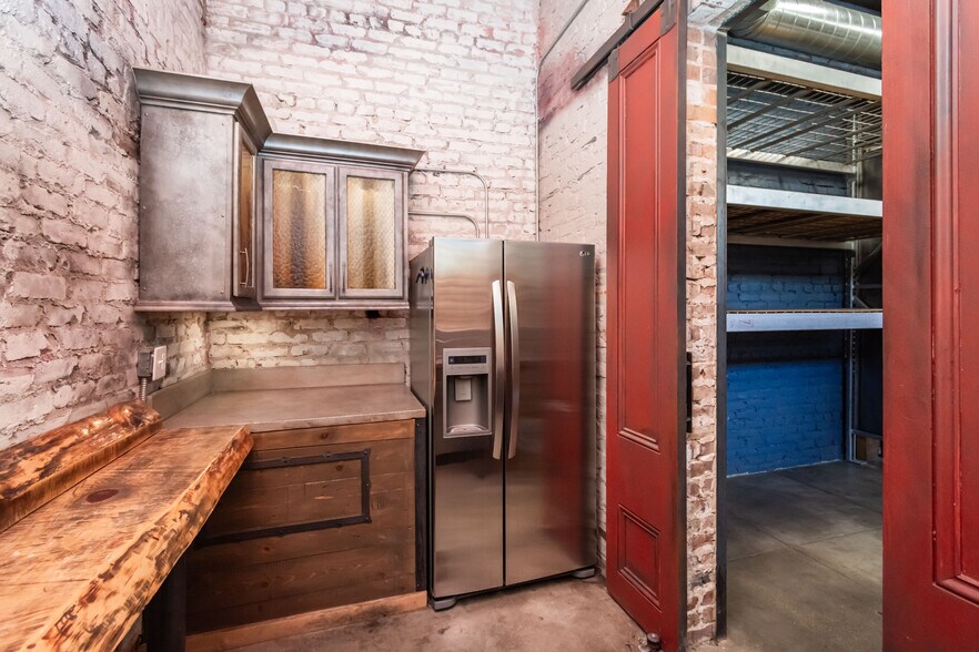 More Photos Of 453 Lincoln Blvd, Lincoln Freestanding For Sale