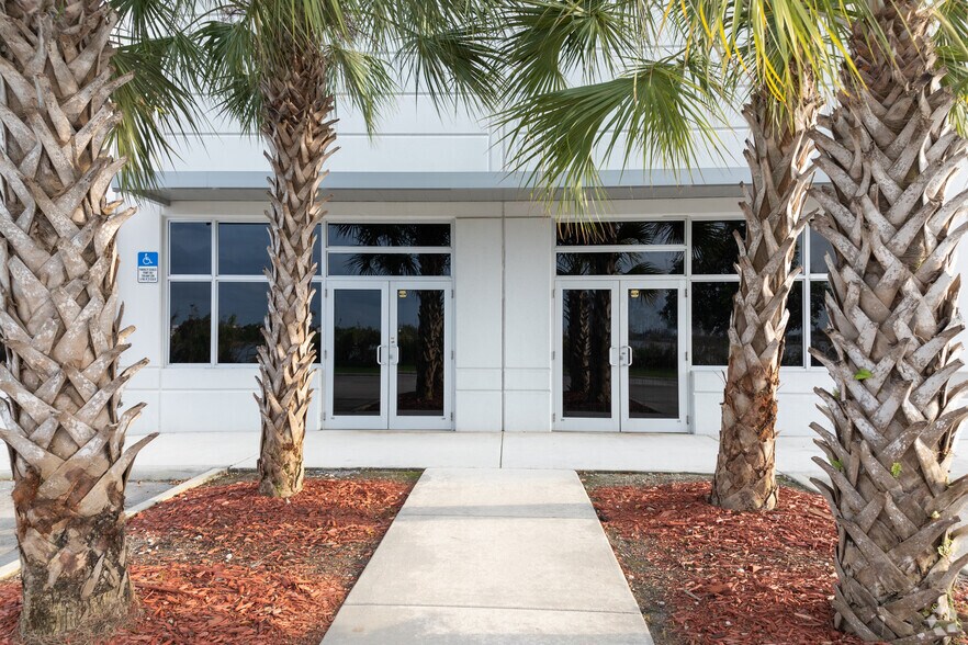 More Photos Of 15002 NW 107th Ave, Hialeah Gardens Distribution For Lease