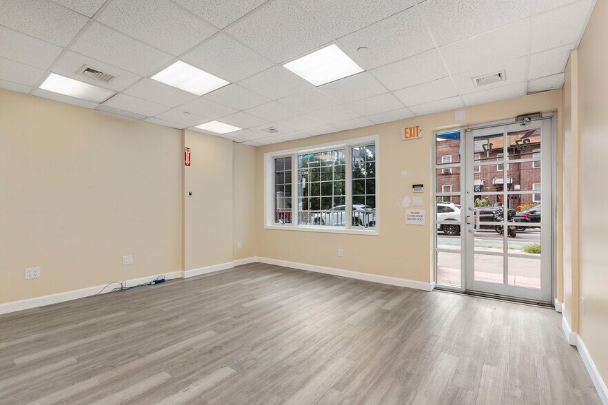 More Photos Of 2717 Crescent St, Astoria Medical For Lease