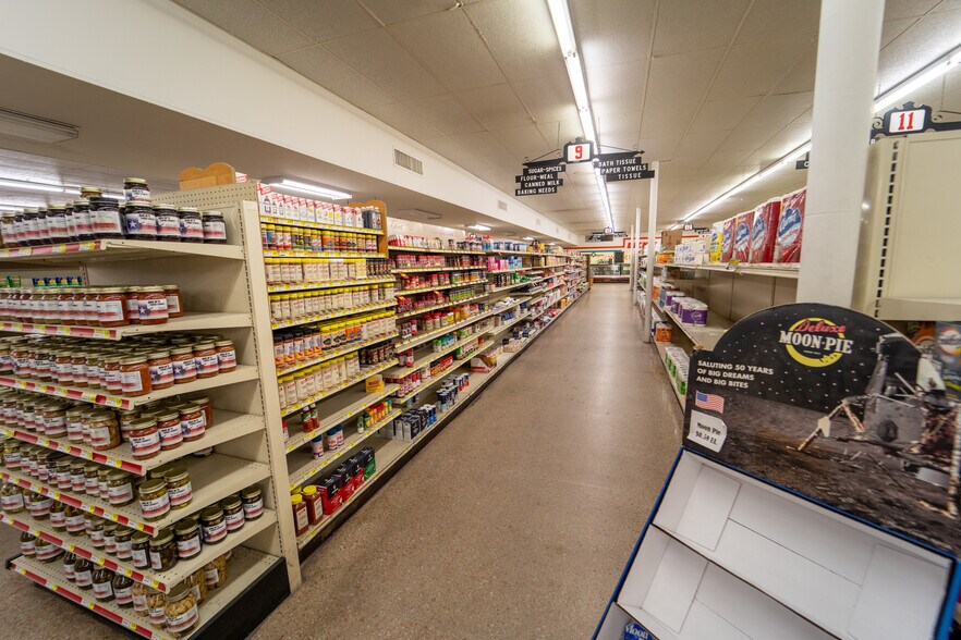 More Photos Of 1302 E Crestwood Dr, Victoria Storefront For Sale