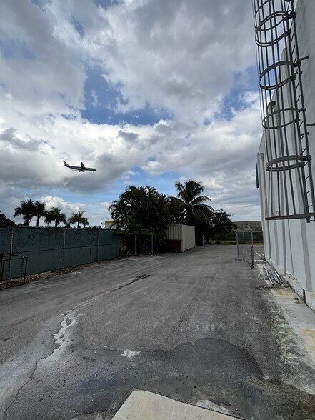 More Photos Of 3400 NW 78th Ave, Miami Showroom For Lease