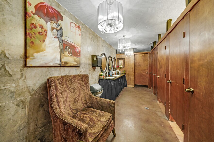 More Photos Of 8012 Endor, Houston Warehouse For Lease