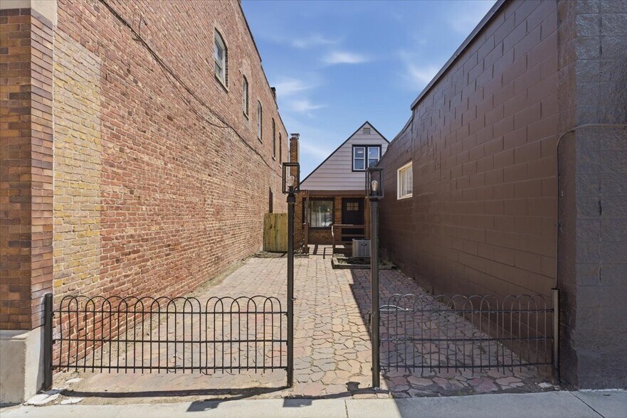 More Photos Of 8603 N 30th St, Omaha Storefront Retail Residential For Lease