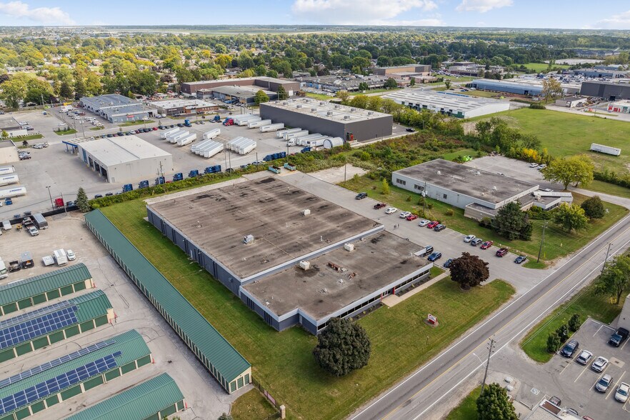More Photos Of 3090 Marentette Av, Windsor Warehouse For Lease