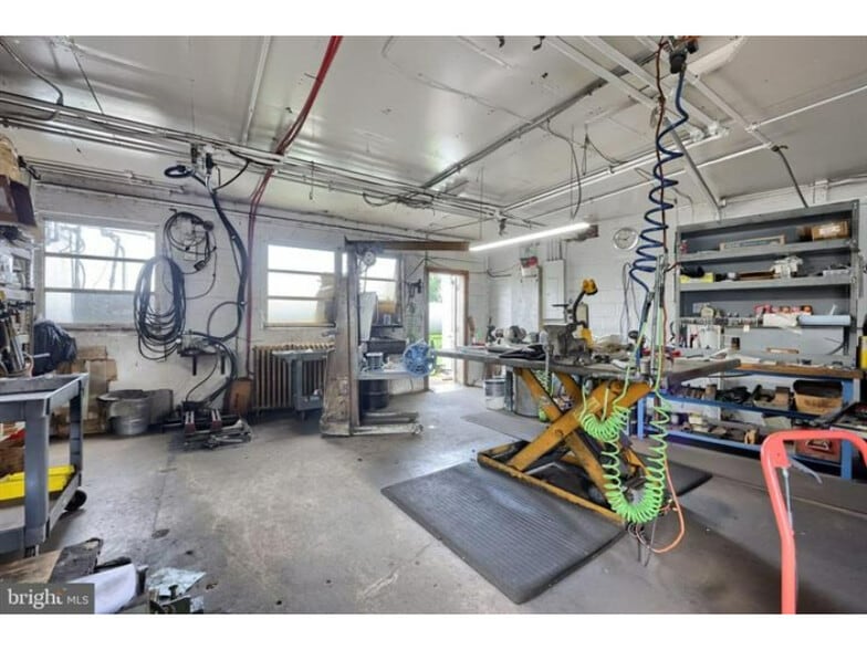 More Photos Of 240 Railroad Ave, Bird In Hand Flex For Sale