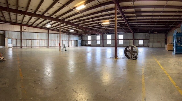 More Photos Of 5826 Johnston St, Lafayette Warehouse For Lease