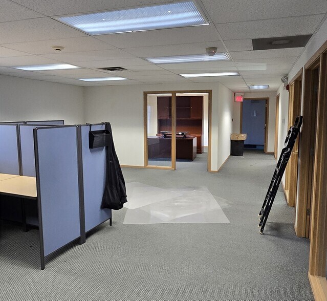 More Photos Of 40 S Prospect St, Roselle Office For Lease