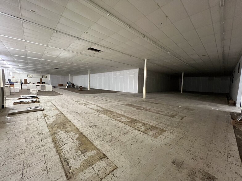 More Photos Of 1625 US Highway 61 N, Lancaster Warehouse For Sale