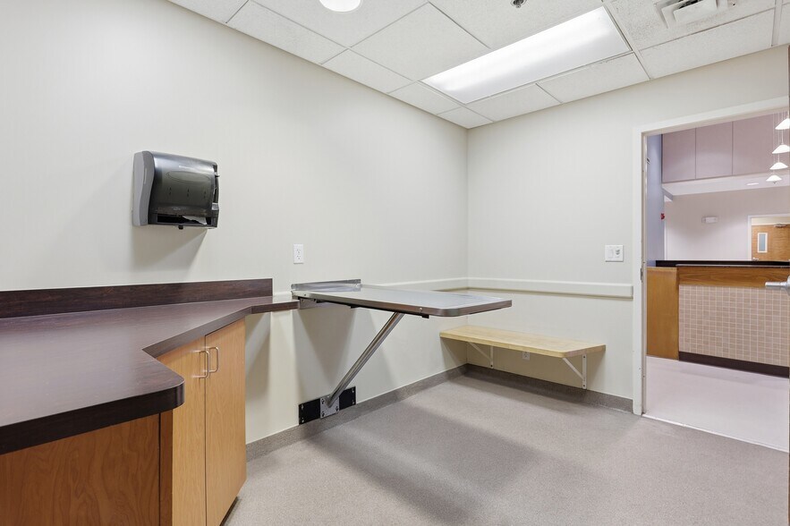 More Photos Of 180 Bear Hill Rd, Waltham Hospital For Lease
