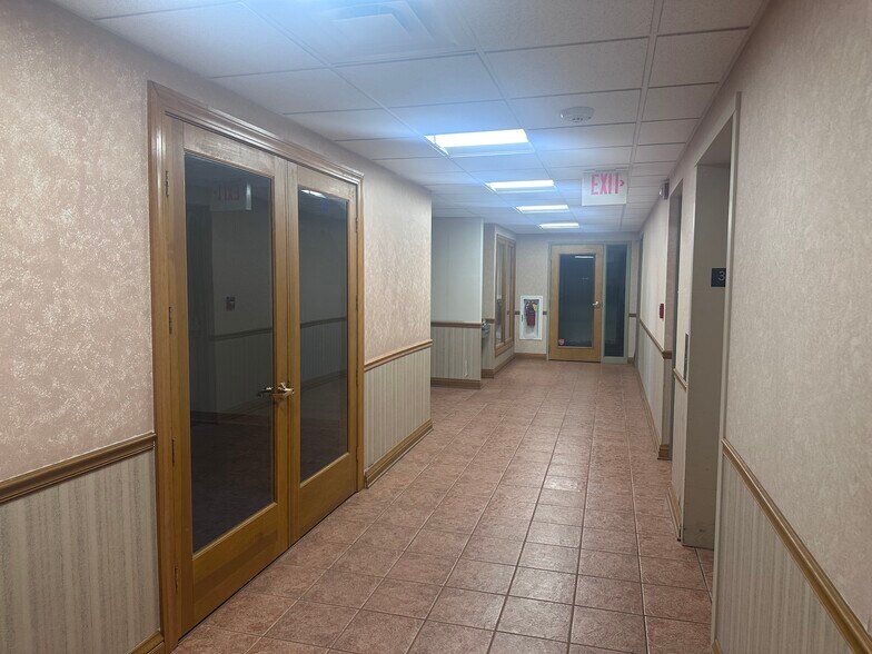 More Photos Of 2501 Chatham Rd, Springfield Office For Lease